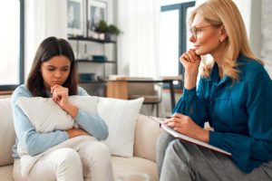Teen and therapist discuss teen relationship counseling