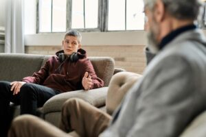 Teen talking to therapist about what to expect in teen relationship counseling